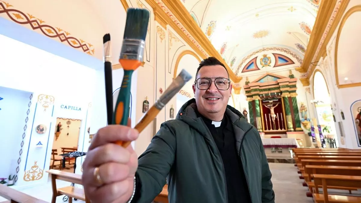 De cura a pintor: así ha quedado la iglesia de La Marina tras ser decorada con los frescos del sacerdote y artista Ramón Martínez