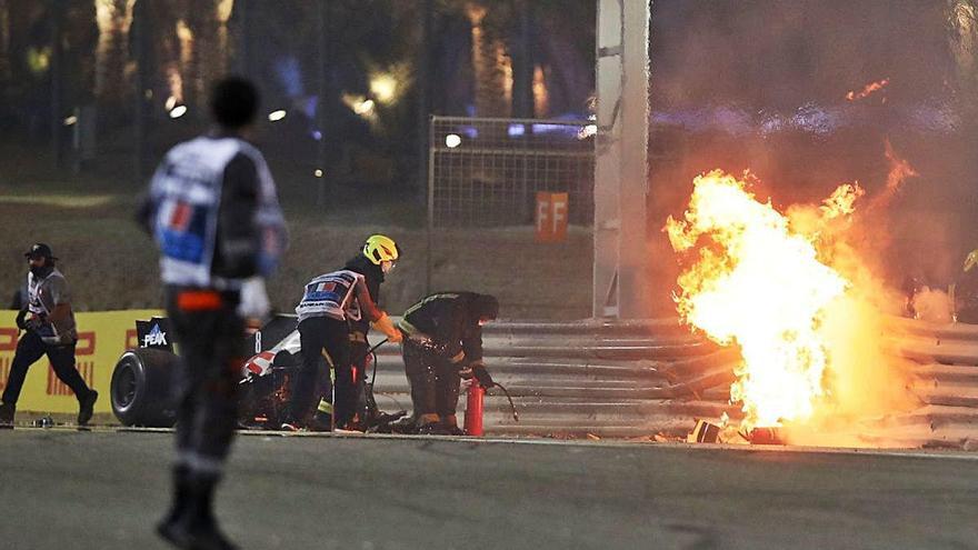 El cotxe de Grosjean va quedar envoltat de flames a Sakhir.