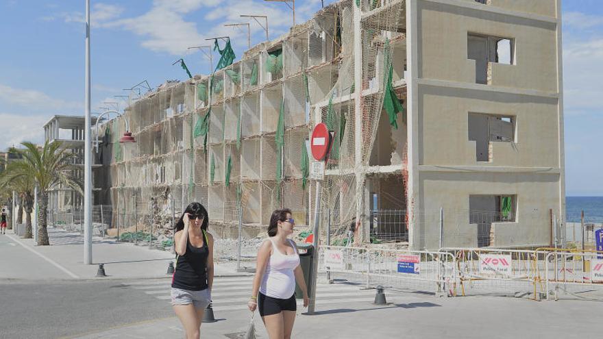 Luz verde para derribar la zona vieja del hotel de Arenales