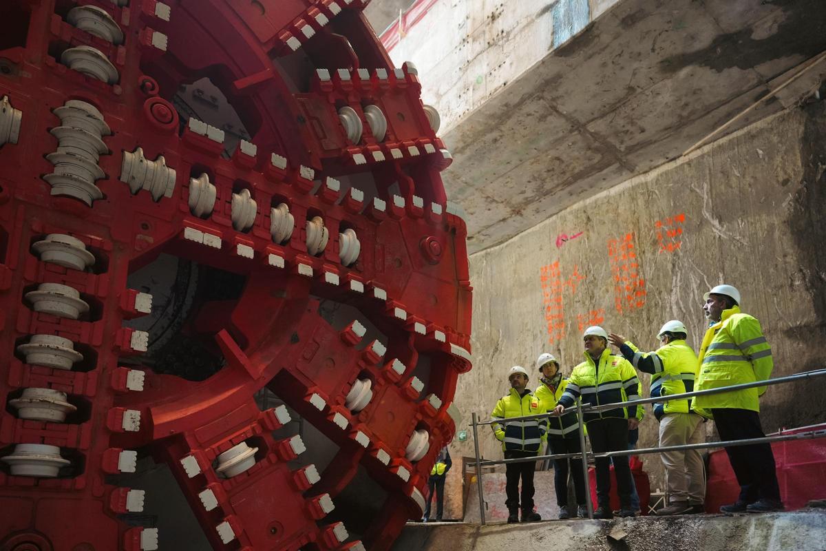 Rueda de corte de la tuneladora 'Mayrit', que ha empezado a funcionar este jueves en los trabajos de ampliación de la Línea 11 de Metro de Madrid.