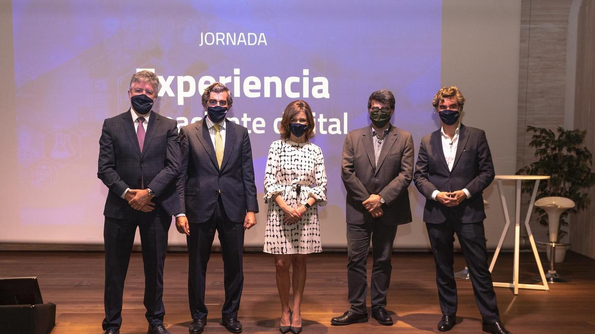 De izquierda a derecha: Ángel de Benito, secretario general de la Fundación IDIS; Juan Abarca, presidente de la Fundación IDIS; Marta Villanueva, directora general de la Fundación IDIS; Genís Roca, especialista en procesos de transformación empresarial, desarrollo de negocio y cultura digital y Alberto Córdoba, socio-director de Lukkap Customer Experience