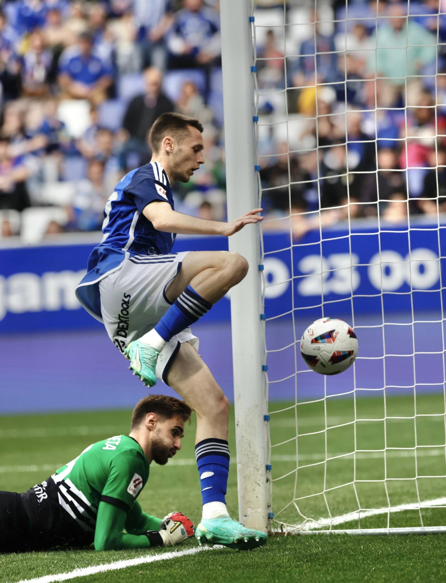 EN IMÁGENES: Partido y ambientazo del Real Oviedo-Racing de Santander disputado en el Tartiere