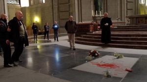 Absolt l’home que va pintar sobre la tomba de Franco al Valle de los Caídos