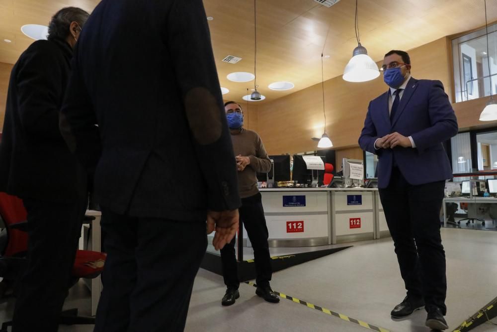 Adrián Barbón visita las instalaciones del 112 en Asturias