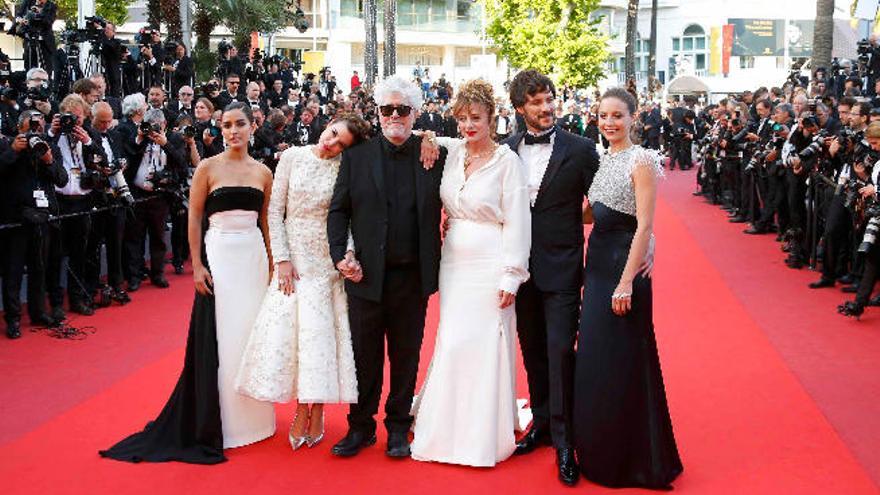 Pedro Almodóvar, ayer en el 69º Festival de Cannes en el primer pase de &#039;Julieta&#039;, que compite en la sección oficial. De izquierda a derecha, Inma Cuesta, Adriana Ugarte, Pedro Almódovar, Emma Suárez, Daniel Grao y Michelle Jenner posan en la alfombra roja del certamen.