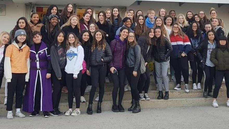 Foto de grup de les estudiants nord-americanes amb alumnes de l&#039;institut Castellet