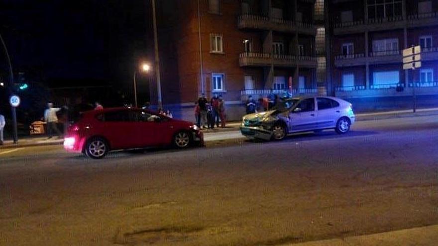 Un conductor de 55 años ebrio y sin carné causa un aparatoso accidente en el Pozón