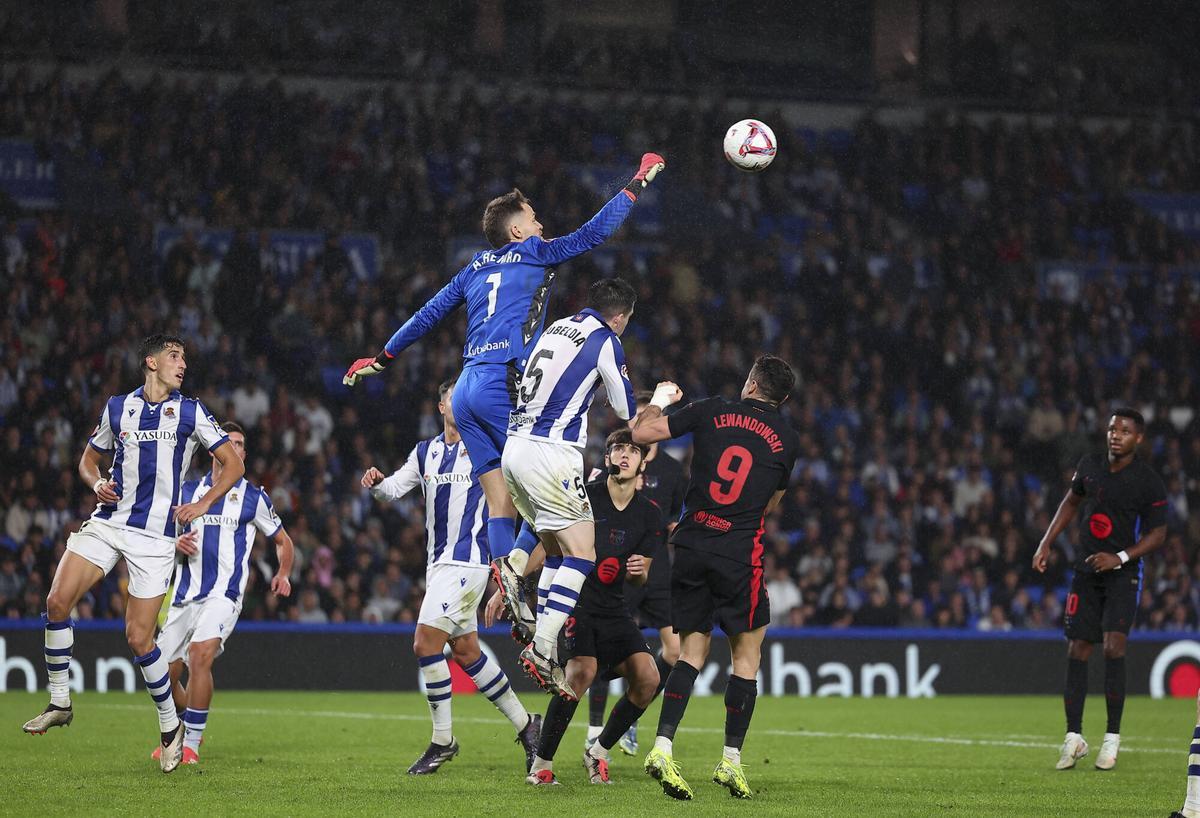 Remiro sale de puños ante la amenaza de Lewandowski