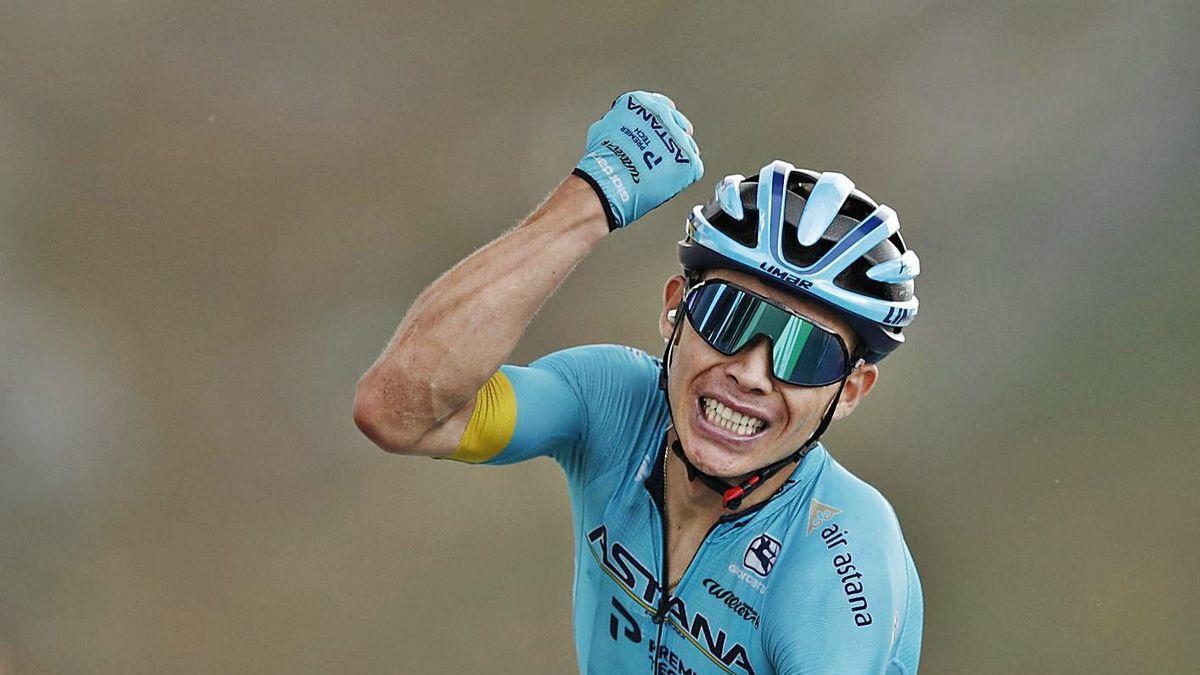 Miguel Ángel López celebra su victoria en el Col de la Loze.