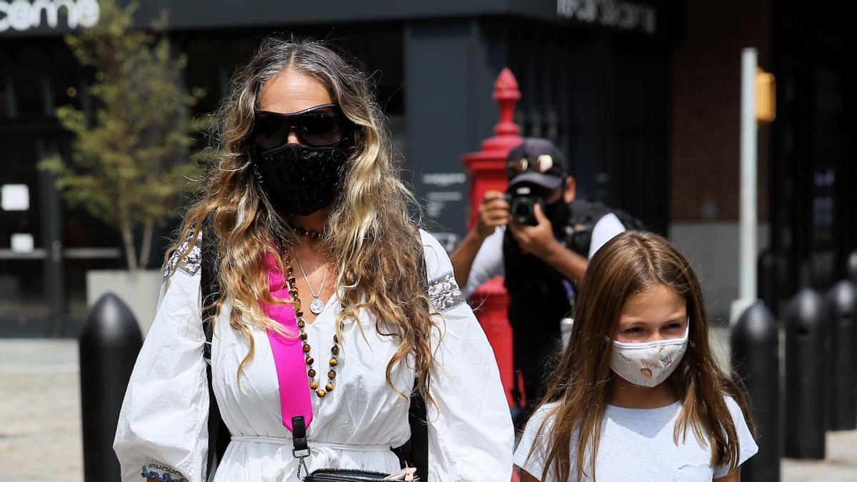 Sarah Jessica Parker con vestido midi blanco