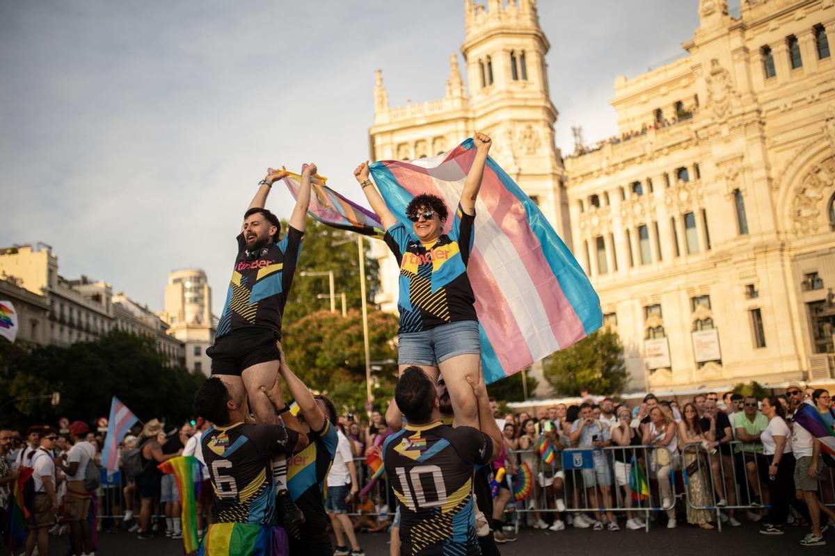 05/07/2025 Ambiente en las calles de Madrid durante la manifestación estatal del Orgullo LGTBI+ 2025, a 5 de julio de 2025, en Madrid (España). La manifestación de este año conmemora los 20 años del matrimonio igualitario en España. Bajo el lema “20 años avanzando en derechos: Ni un paso atrás”, reúne a dos millones de personas para reivindicar igualdad, visibilidad y protección frente a retrocesos y discursos de odio. SOCIEDAD Alejandro Martínez Vélez - Europa Press