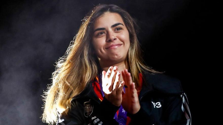 La portera grancanaria Misa Rodríguez Rivero, el pasado jueves, con la medalla de oro de la Liga de las Naciones, durante la fiesta en el Palacio de Vistalegre de Madrid.