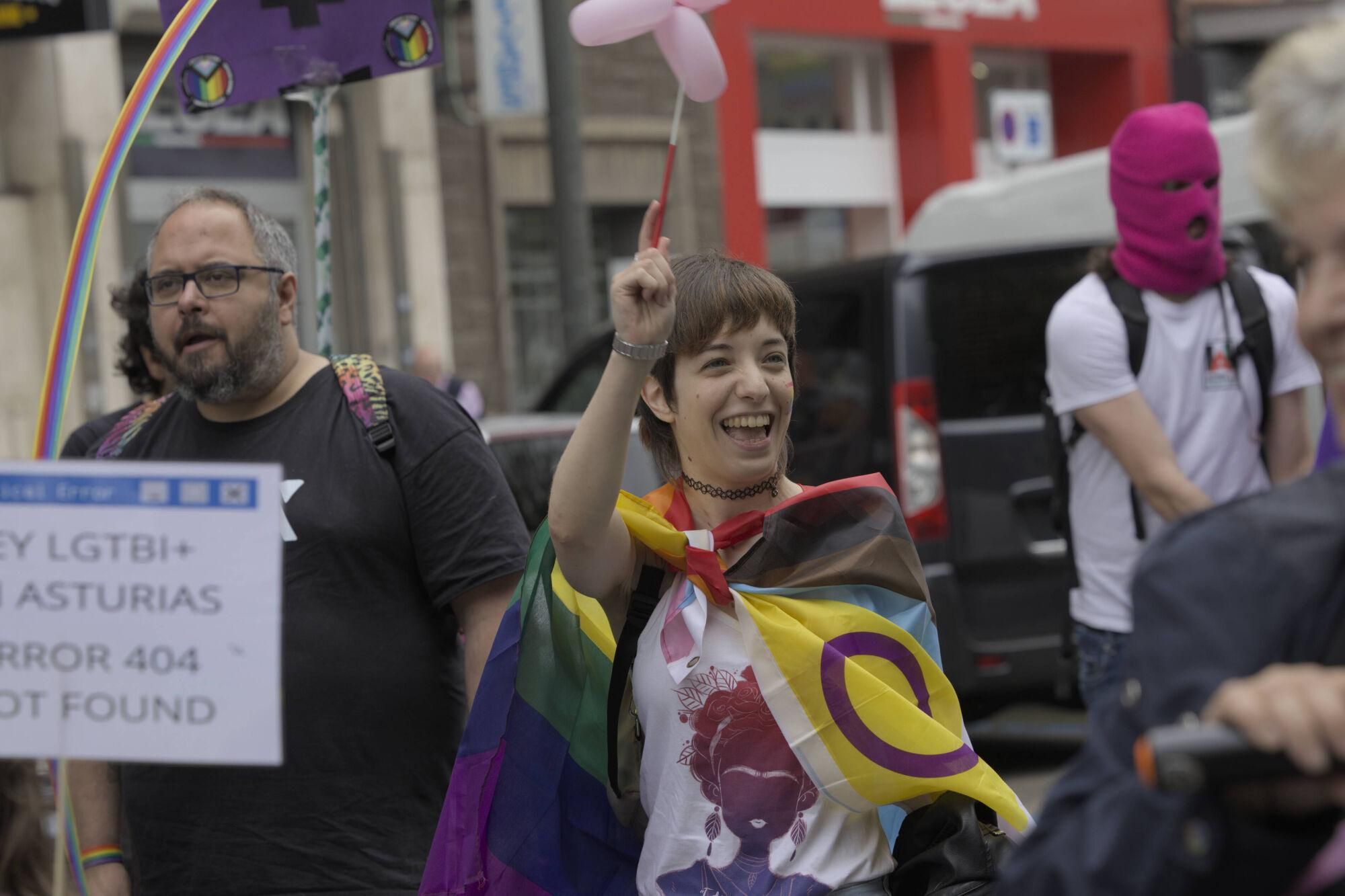 En imágenes: Así fue la manifestación LGTBI de Avilés, con "Santina de Queervadona" incluida
