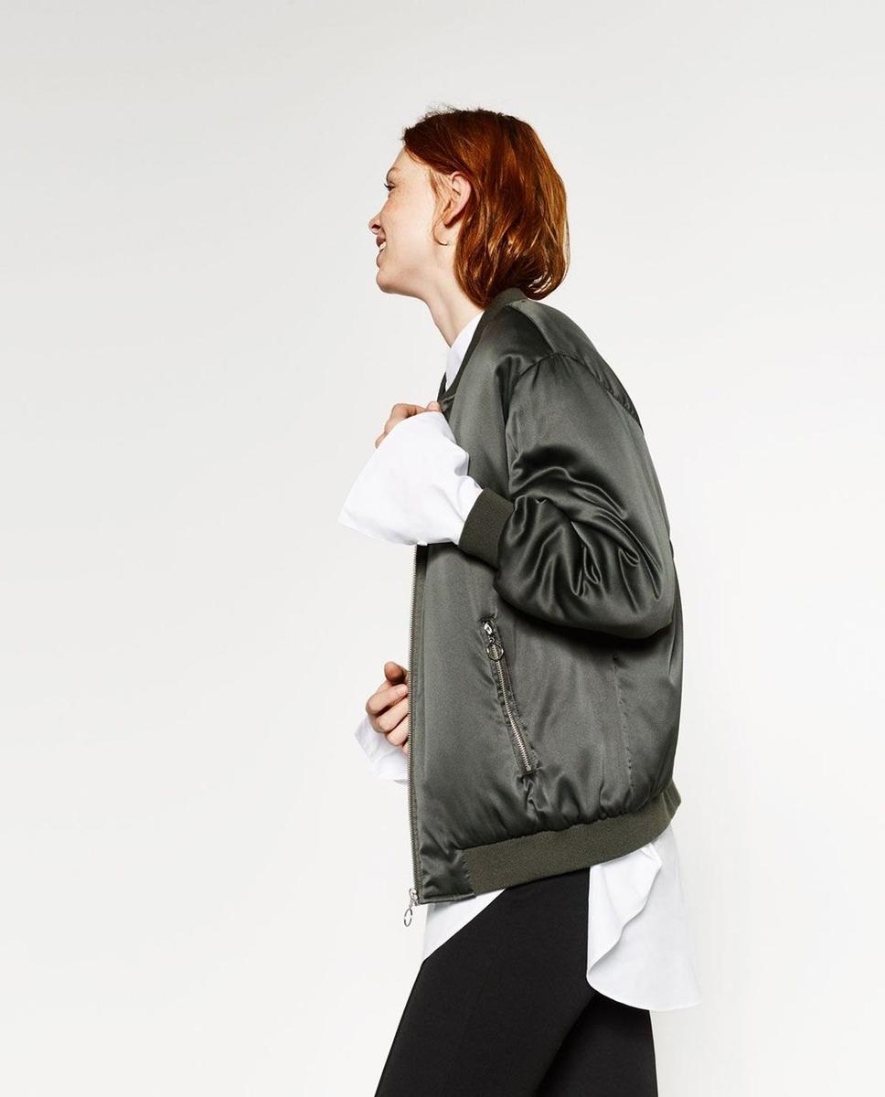 Bomber satinada en color verde de Zara (19,99€)