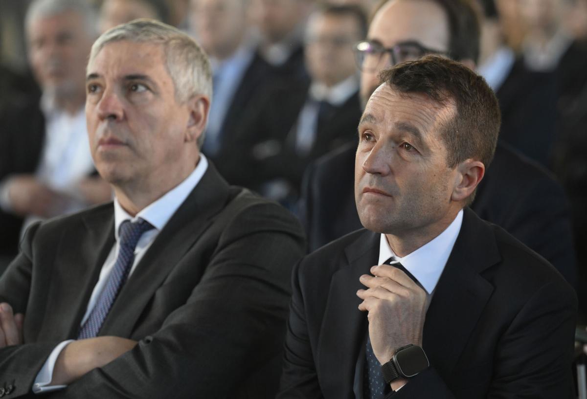 El presidente ejecutivo de Indra Group, Ángel Escribano Ruiz (d) y el consejero delegado, José Vicente de los Mozos (i).