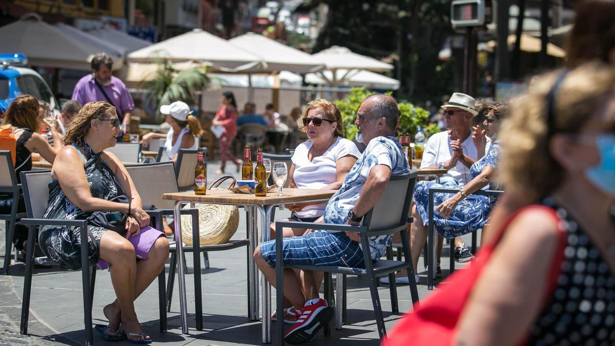 Turistas en una terraza en el Puerto de la Cruz, al norte de Tenerife.