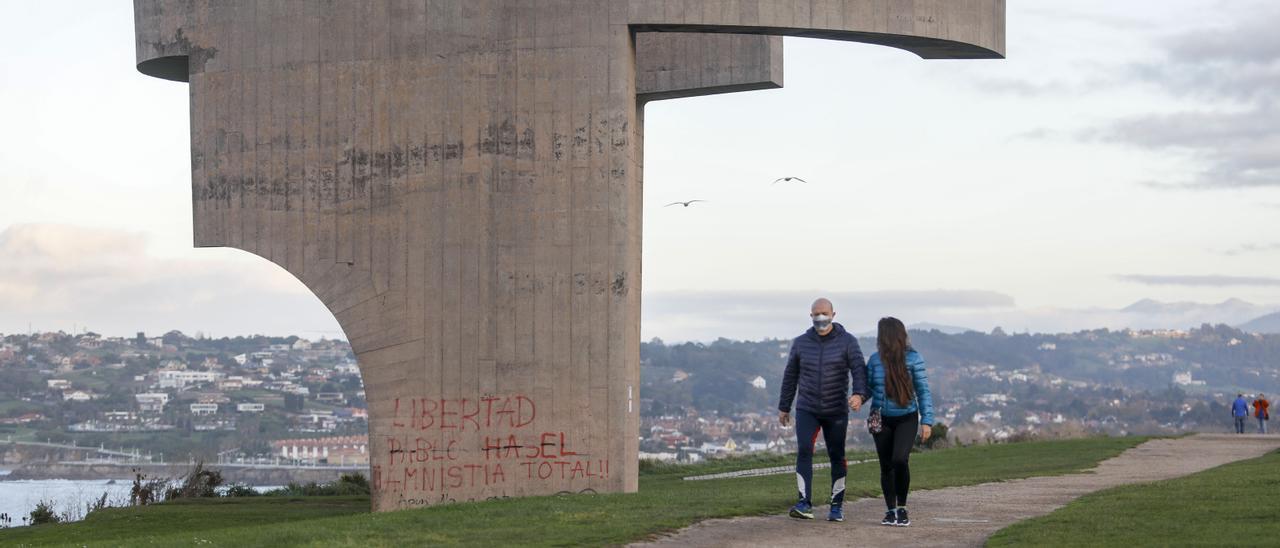 Dos paseantes, junto al &quot;Elogio del Horizonte&quot;.