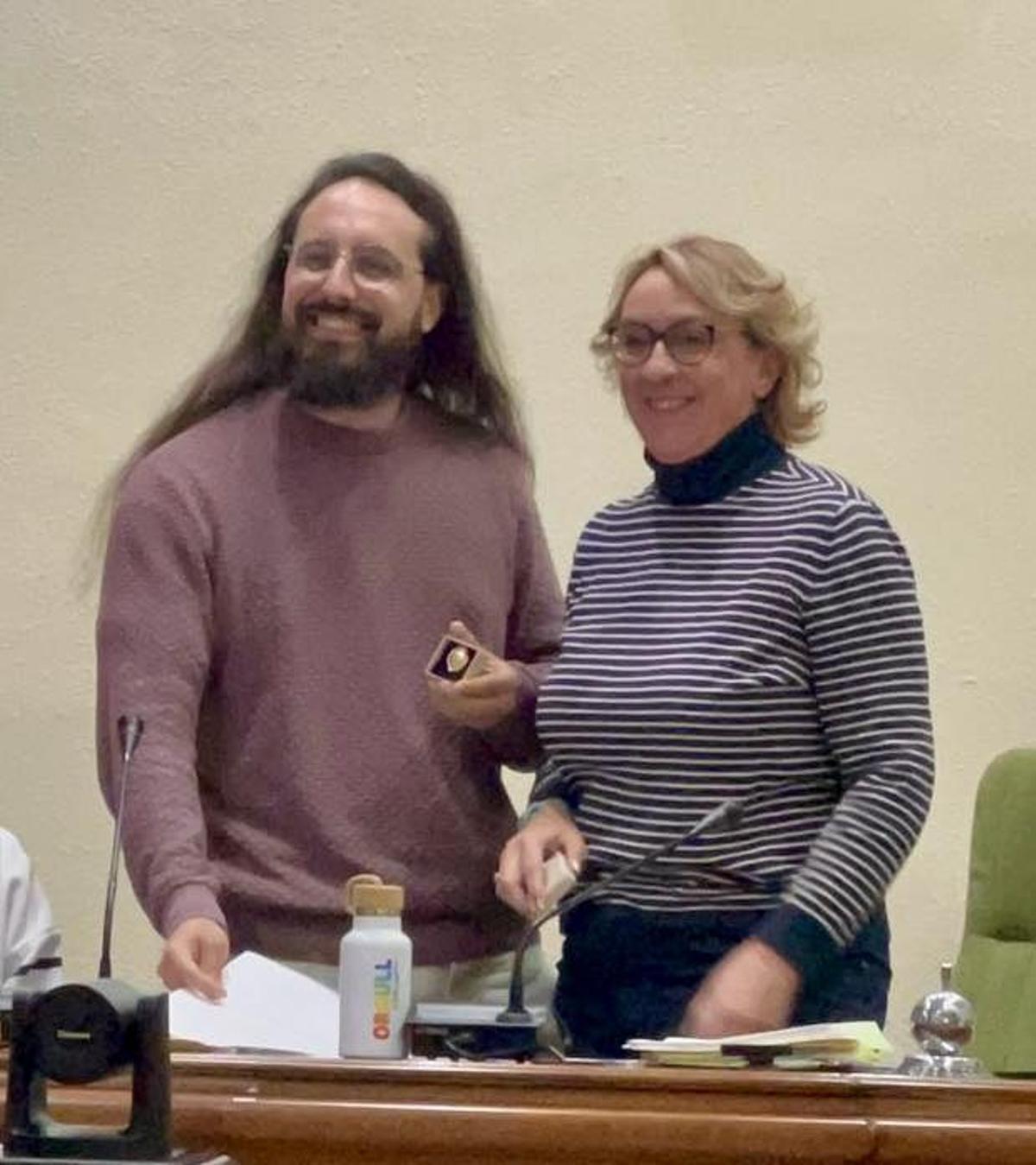 Denis Madrid, junto a Eva Sanz, tras tomar posesión como concejal de Benetússer.