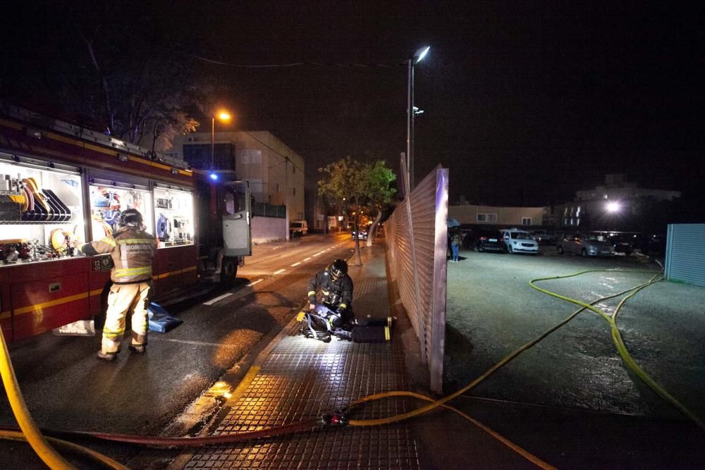 Los bomberos trabajan para apagar el incendio.