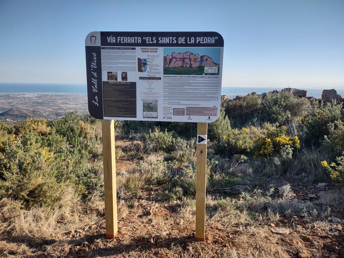 Cartel indicador de la Vía Ferrata en el Camí de Penyalba.