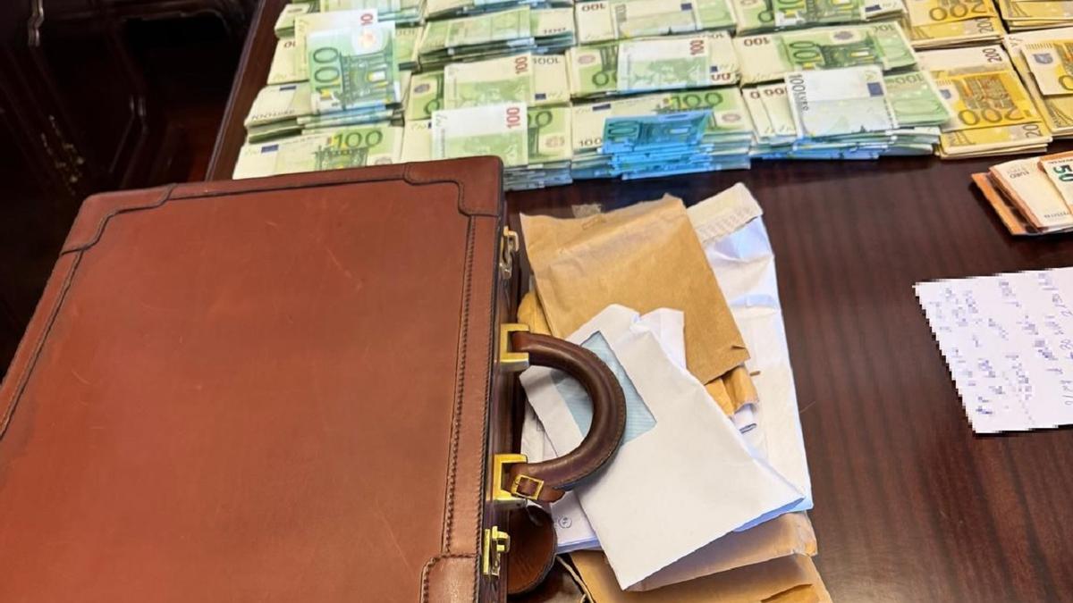 Dinero intervenido en la vivienda de uno de los implicados.