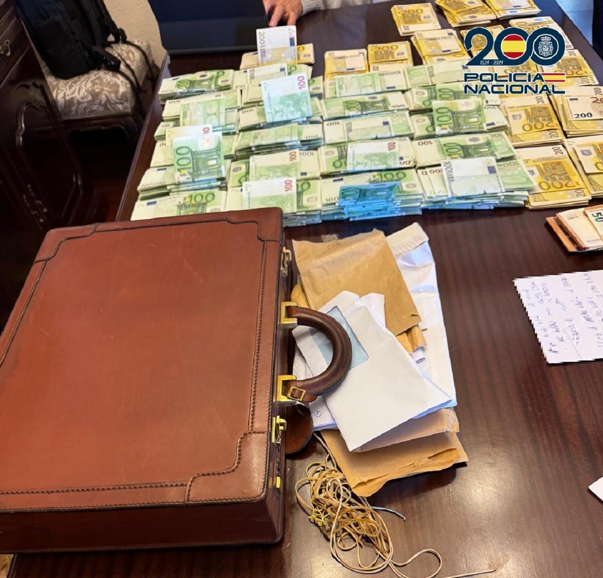 Dinero intervenido en la vivienda de uno de los implicados.