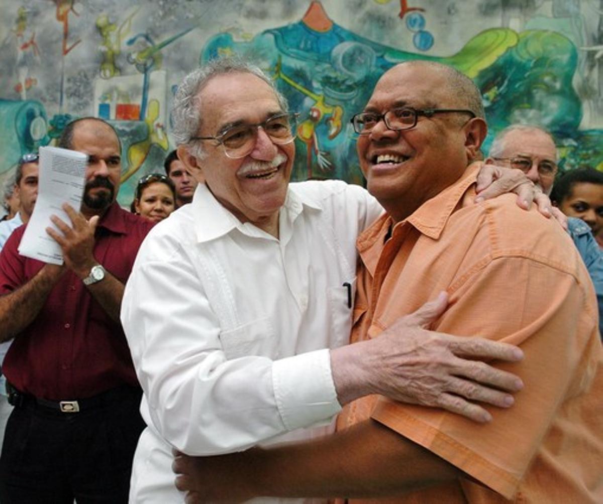 El cantautor cubà Pablo Milanés (dreta) i Gabriel García Márquez se saluden a la Casa de les Amèriques de l’Havana, el març del 2007.