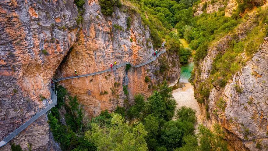 El pueblo medieval más bonito del mundo está en España: temperaturas de 25 grados en verano y pasarelas preciosas sobre un río