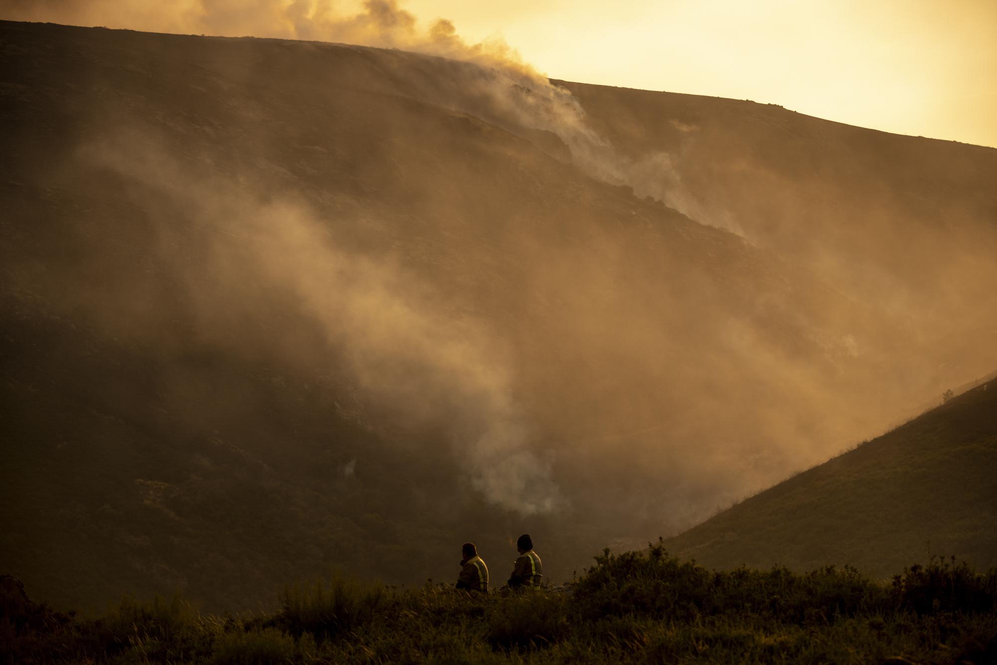 El incendio de Lobeira arrasa ya 560 hectáreas en el parque natural de O Xurés