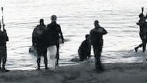 El escenario. Imágenes del reportaje en las que se ve la playa del Tarajal y la llegada de inmigrantes frente a los policías españoles.