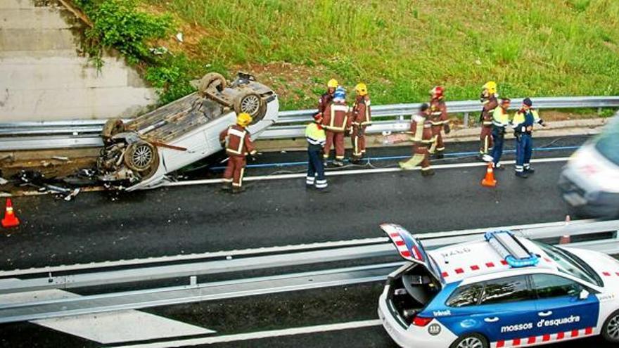 Estat en què va quedar el cotxe que va tenir l&#039;accident als Comtals