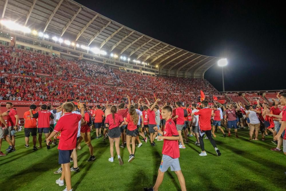 Los aficionados del Mallorca invaden el campo tras el pitido final