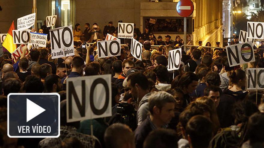 Manifestantes lanzan objetos e insultan a diputados de C&#039;s