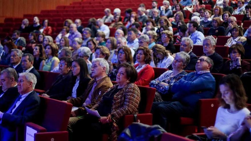 Algunos de los docentes, con sus familias, ayer en el Centro Niemeyer.