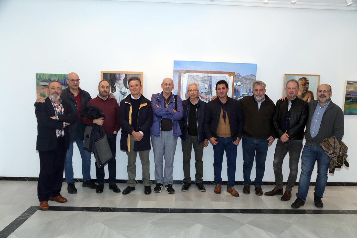 José Pedraza, a la izquierda, junto a los diez artistas de ‘Reencuentro’.
