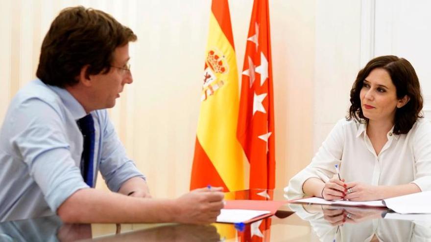 La presidenta de la Comunidad de Madrid, Isabel Díaz Ayuso (d), y el alcalde de Madrid, José Luis Martínez-Almeida.