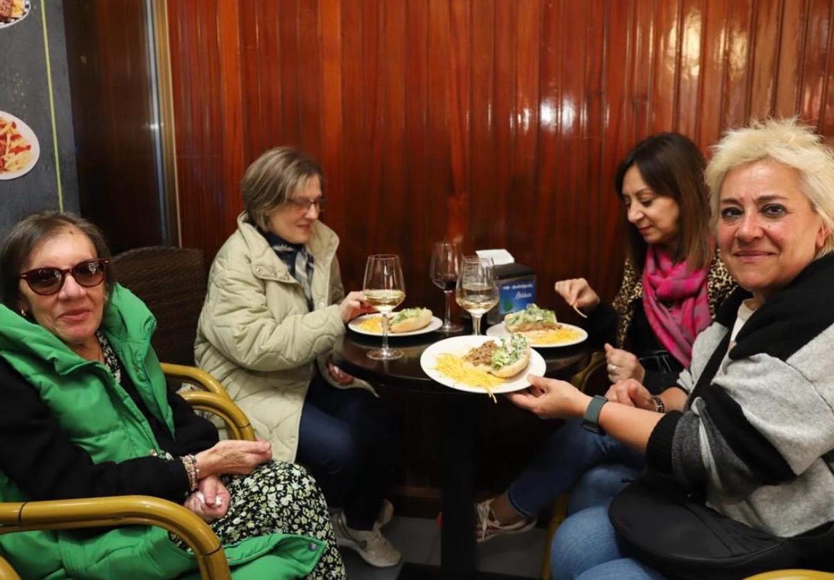 Estradenses prueban la tapa del Bar Andalucía. | FDV