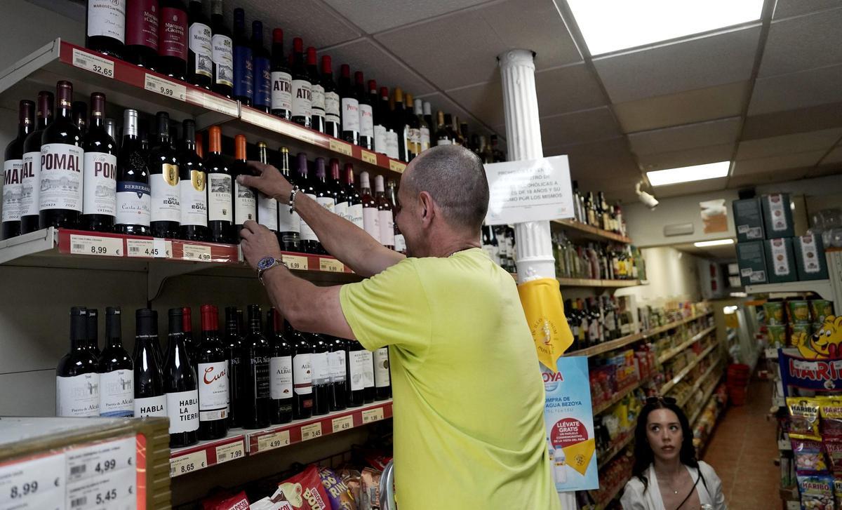 Un trabajador del supermercado Villalar, a pocos metros de la Plaza de Cibeles, donde el Papa celebrará la misa del domingo, coloca productos en una estantería este viernes.