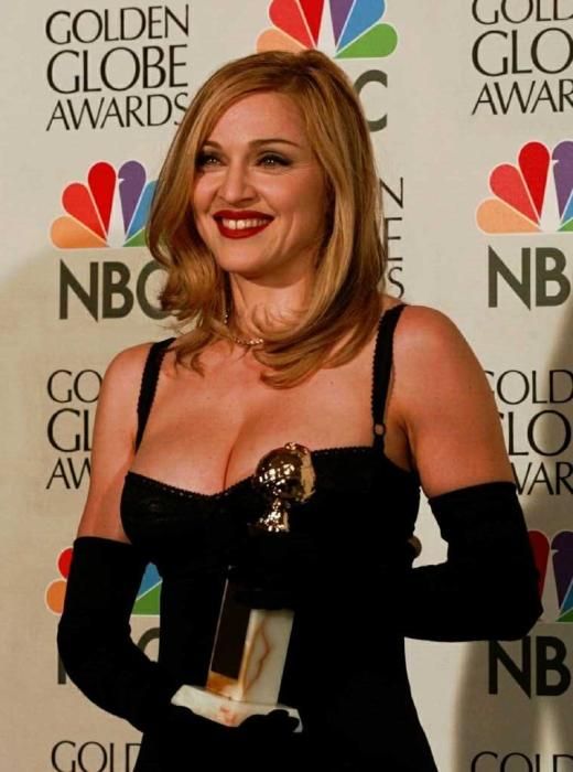 Madonna posa en el backstage en los 54º Globos de Oro anuales, California, 1997. Ganó el premio a mejor actriz de comedia o musical por su actuación en la película musical Evita.