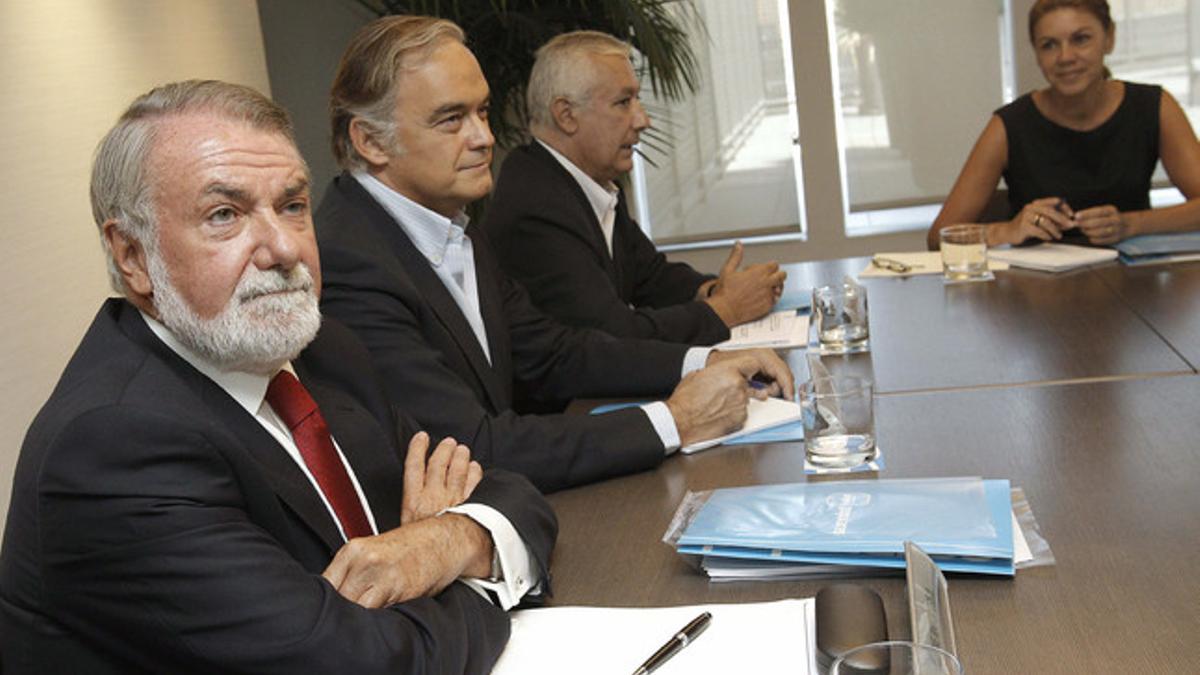 Mayor, junto a María Dolores de Cospedal, Javier Arenas y Esteban González Pons, el pasado agosto.