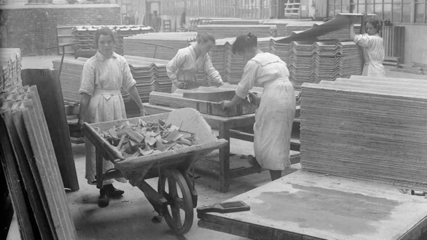 Trabajadoras preparando láminas de asbesto para tejados, en una fábrica de Lancashire en septiembre de 1918.