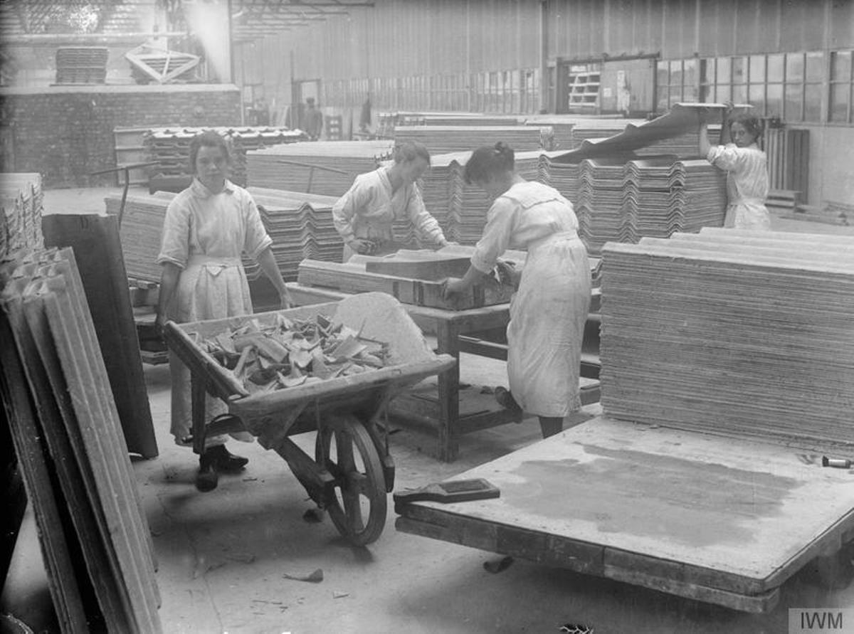 Trabajadoras preparando láminas de asbesto para tejados, en una fábrica de Lancashire en septiembre de 1918.