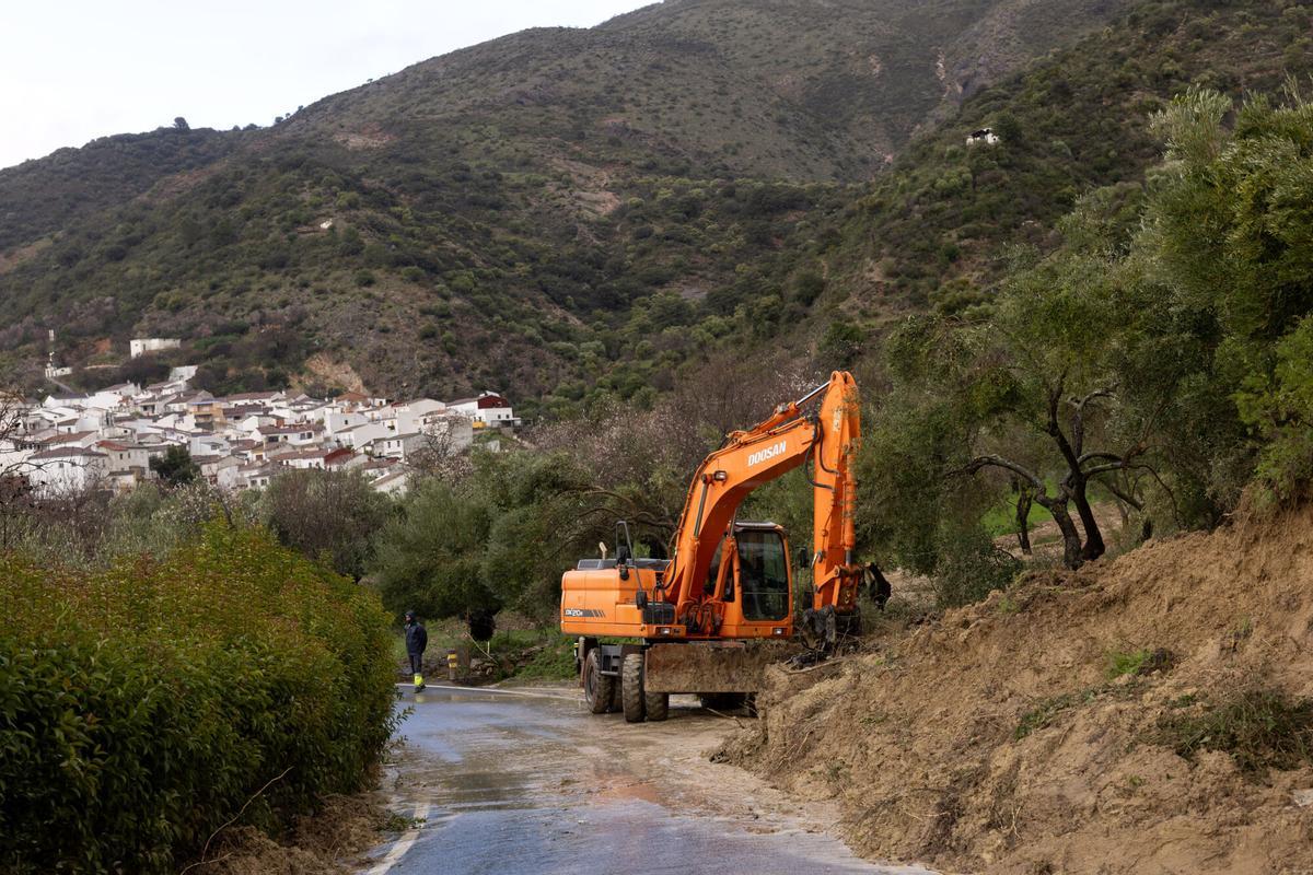 Obras en una de las carreteras dañadas por el temporal