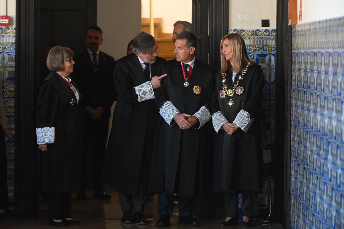 Juan José Carbonero conversa con su antecesor, Manuel Bellido, y la presidenta del Consejo General del Poder Judicial, Isabel Perelló.