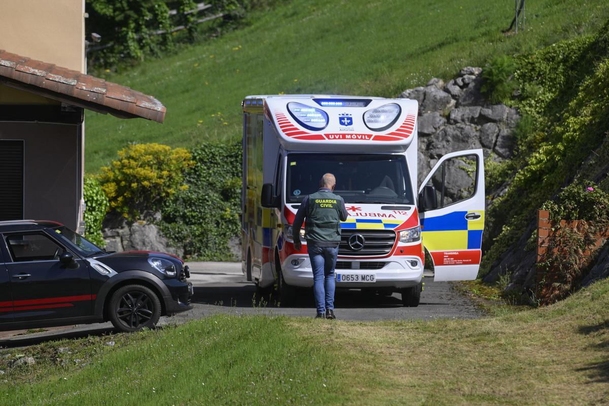 La UVI móvil que trató a la mujer, aparcada frente al domicilio familar.