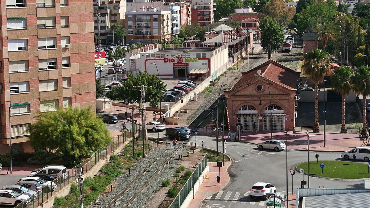 Paso a nivel de Cervantes y, al fondo, las estaciones de autobús y ferrocarril