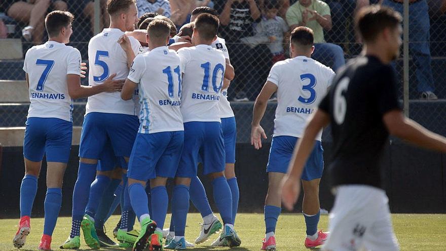 Los jugadores del filial celebran un gol en La Federación.