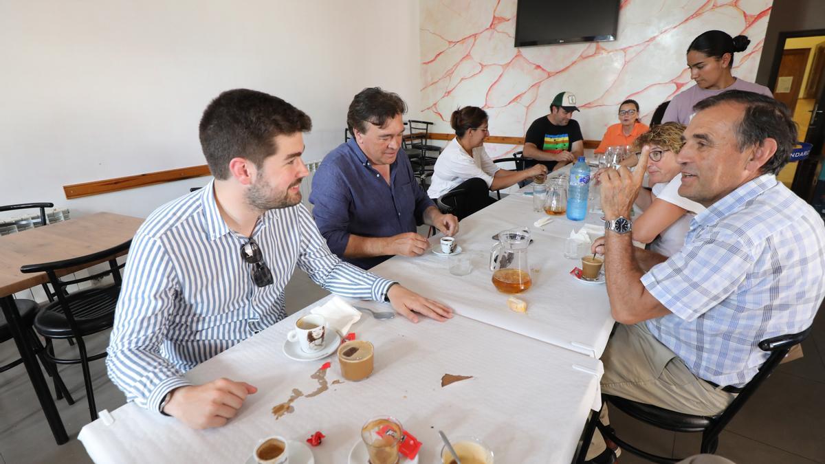Los de Teruel Existe, durante la comida en el bar de Visiedo, donde después visitaron el Museo del Dance.