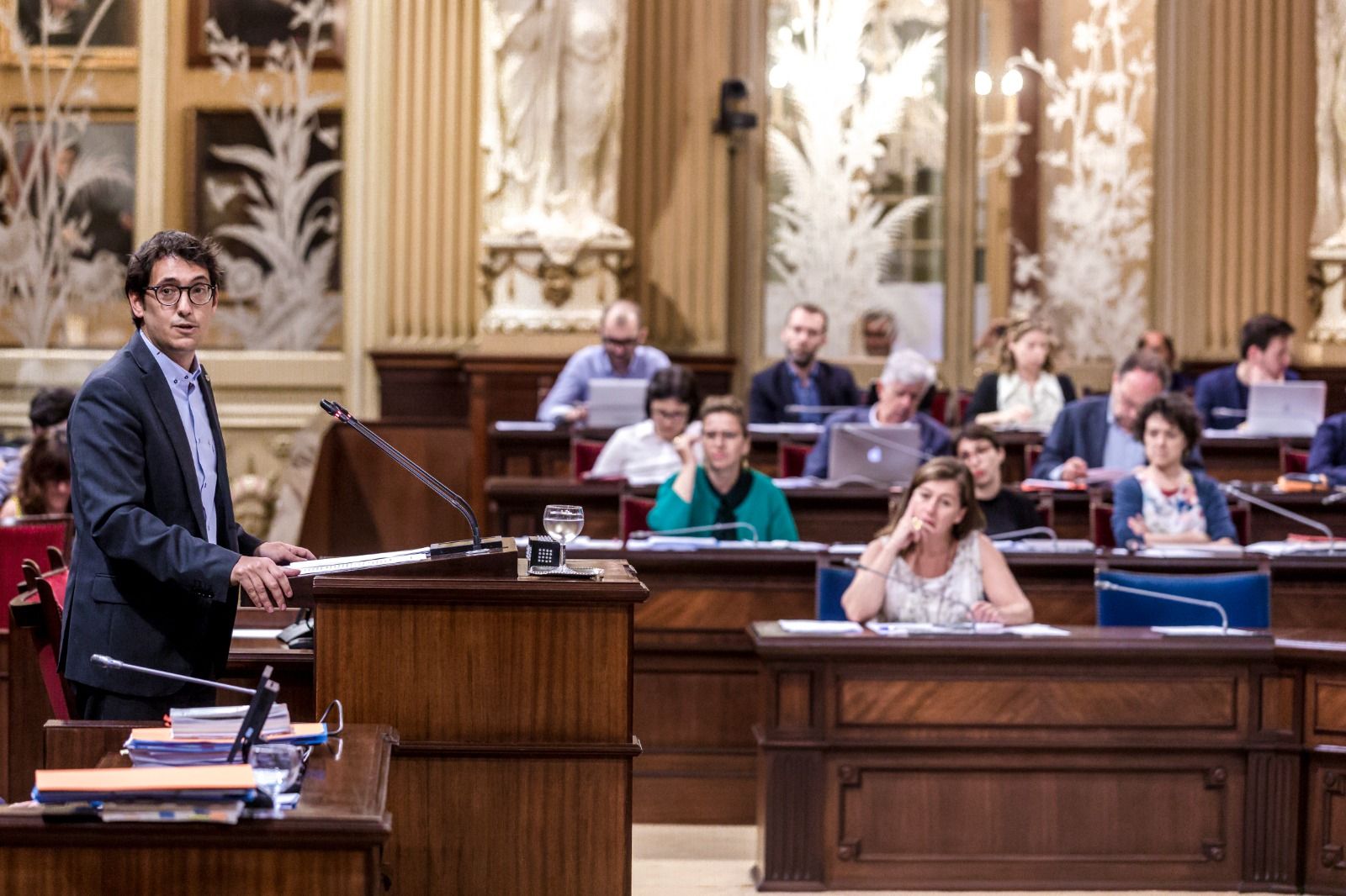 Debate de la Ley Turística en el Parlament