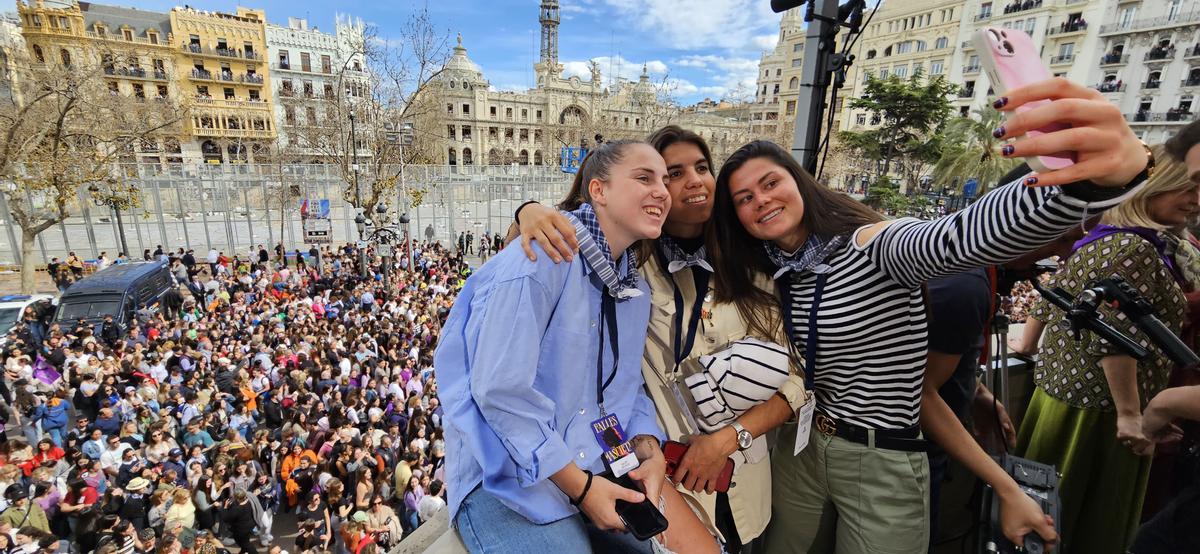 Con otras compañeras del equipo, el pasado 8 de marzo, en el balcón municipal